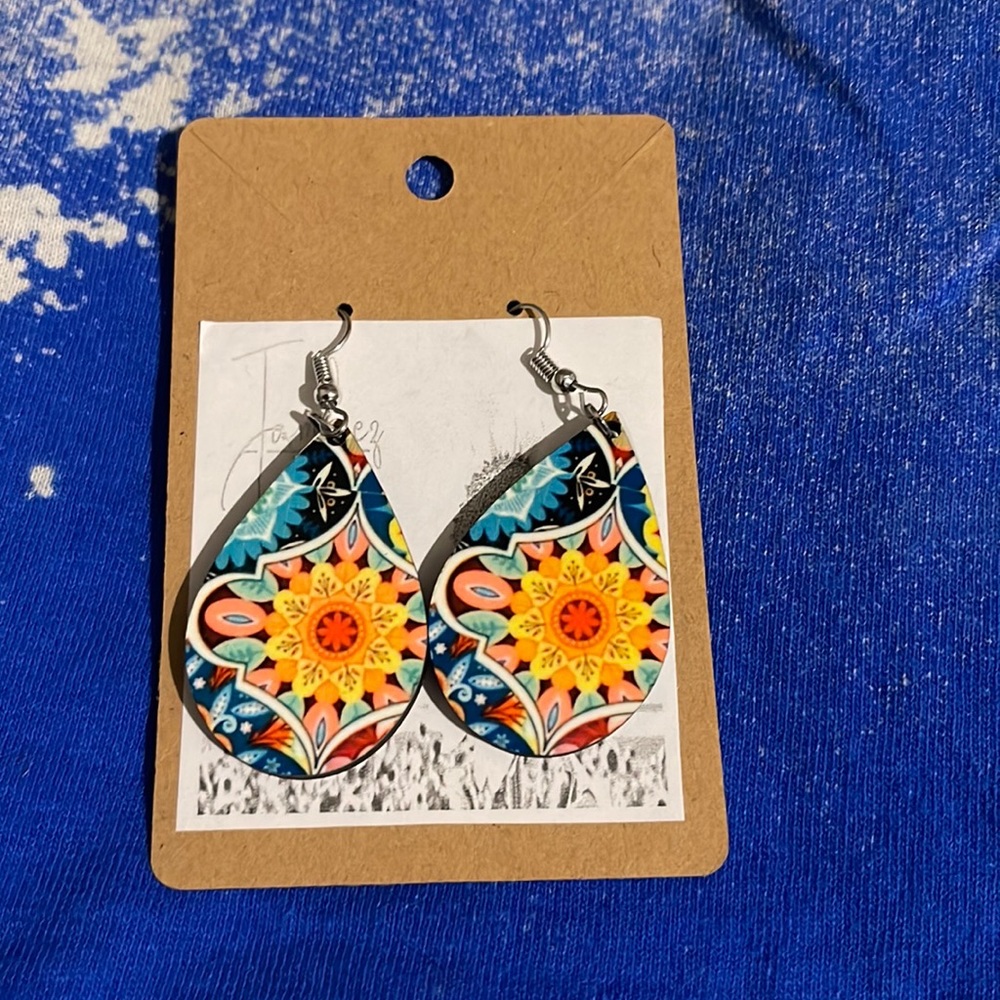 Teardrop earrings.